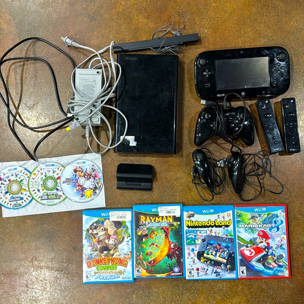 WiiU Console, Controller, 7 Game BUNDLE